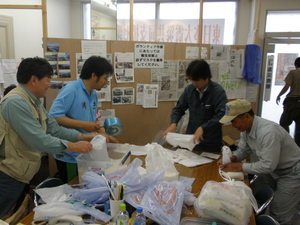 救援物資の　米を分け作業.JPG